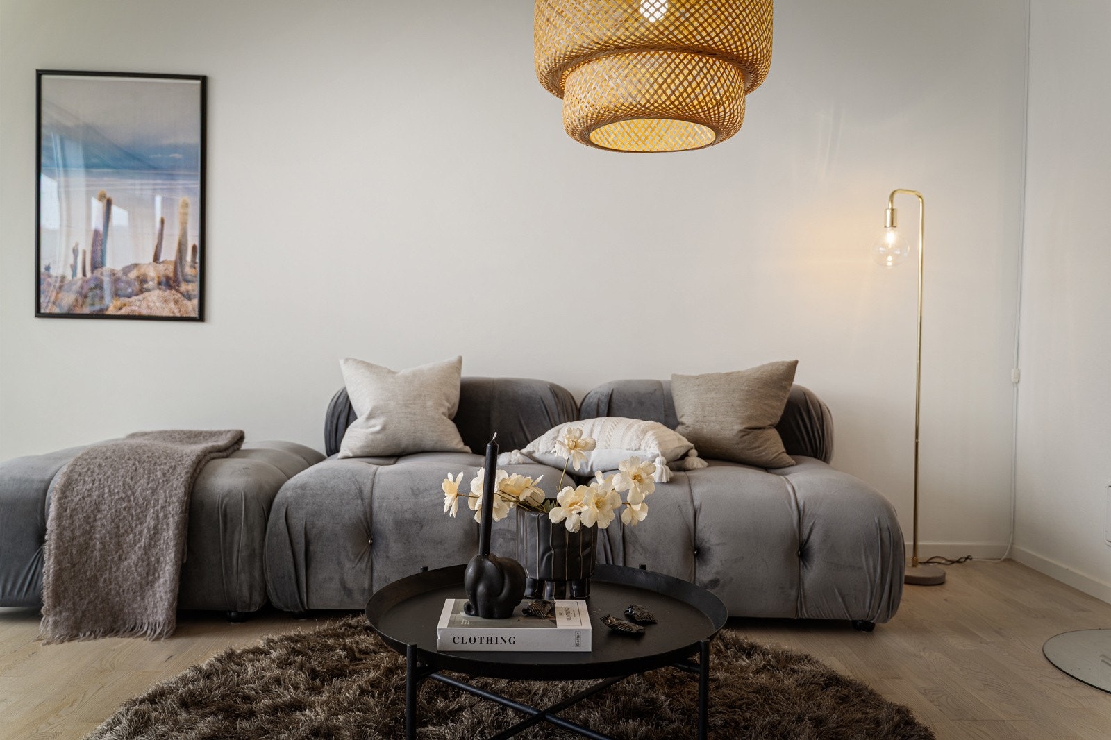 Stuen har en praktisk planløsning som gjør det enkelt å møblere i ulike soner. Galleribilde