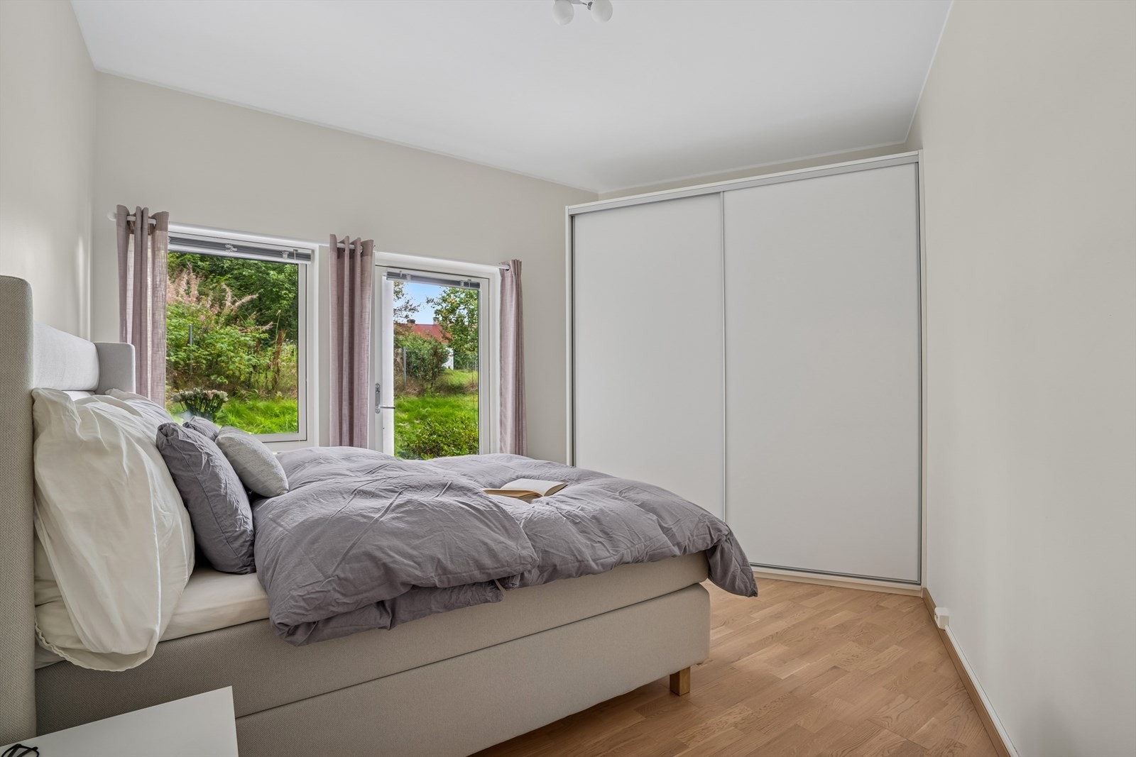 Romslig hovedsoverom på 13 m² med stor skyvedørsgarderobe. Galleribilde