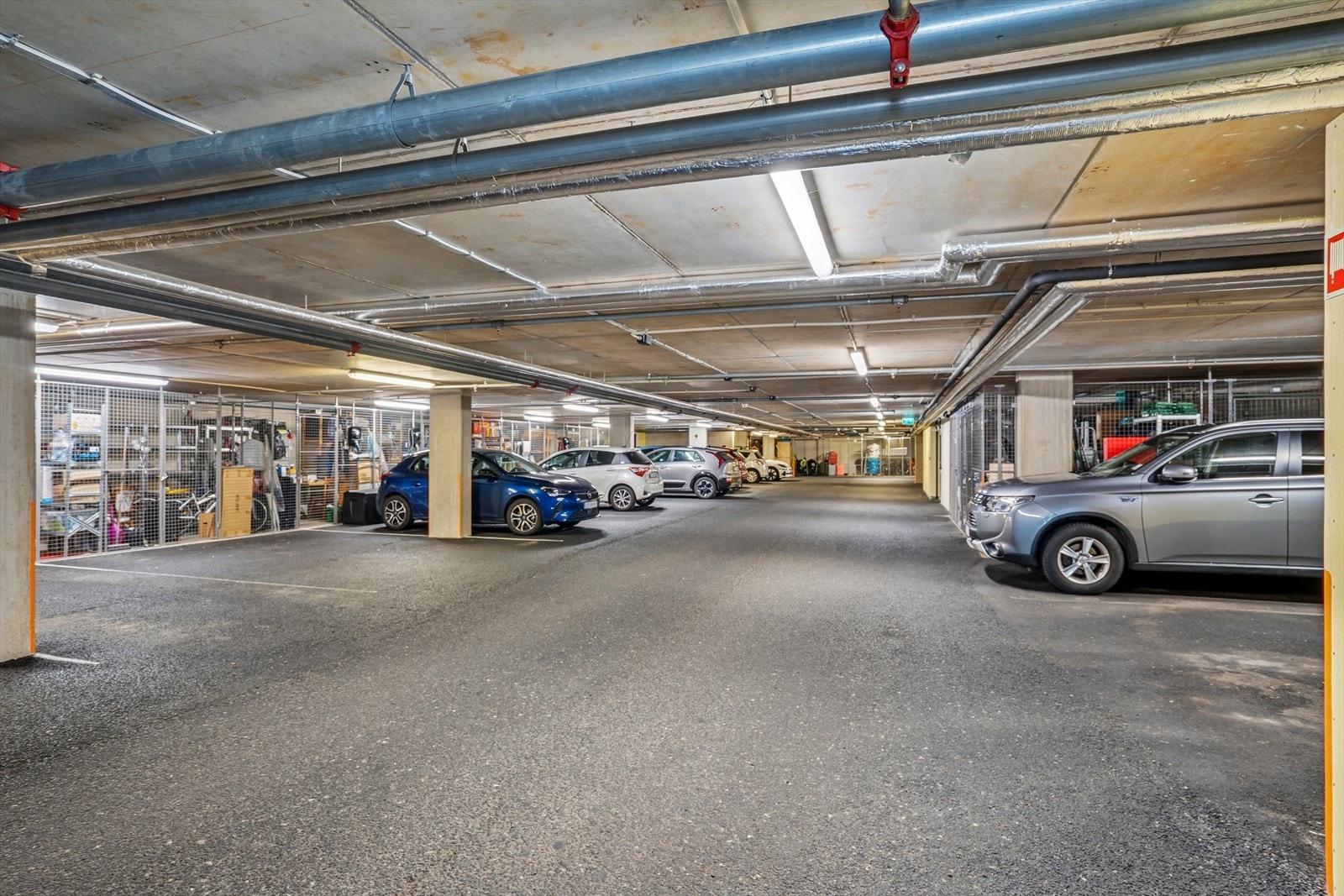 Parkering i garasje. Galleribilde