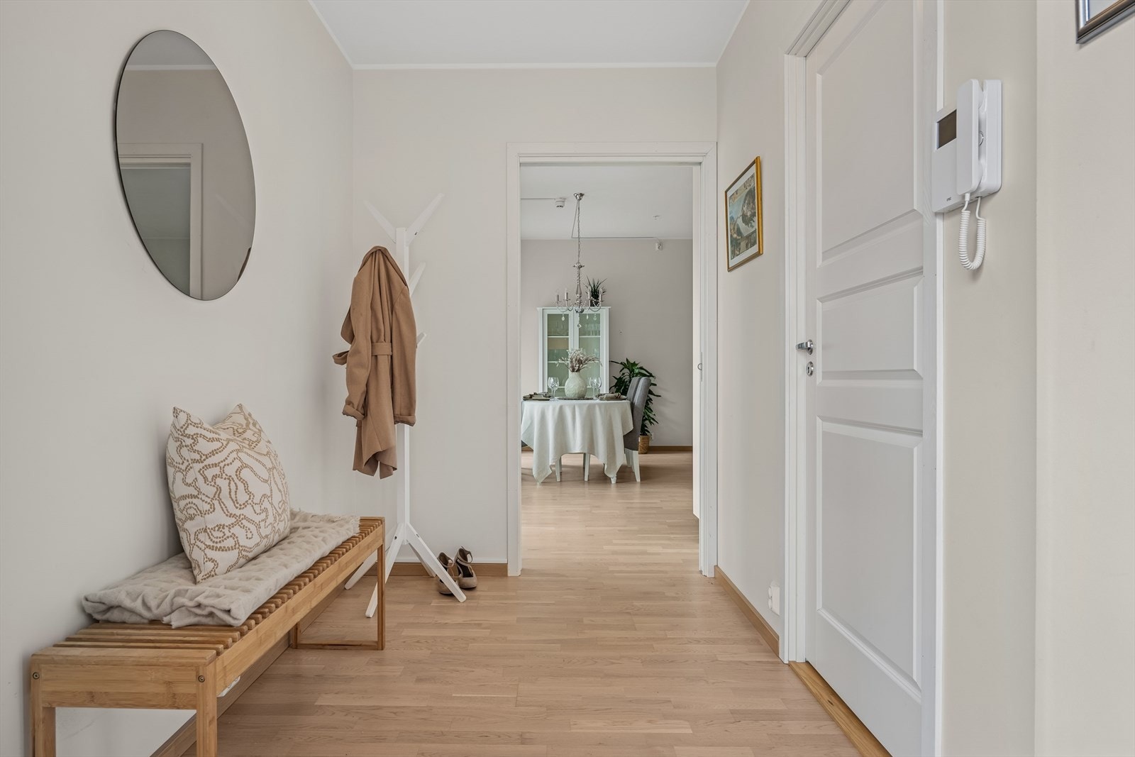 Velkommen inn - Her er det god plass til garderobeløsning. Galleribilde