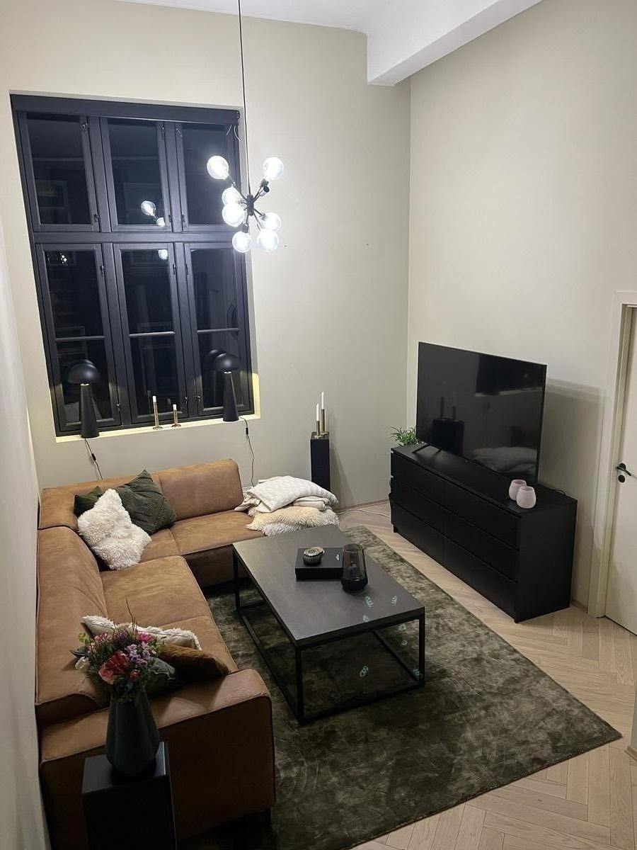 Stuen er mer innholdsrikt møblert nå Galleribilde