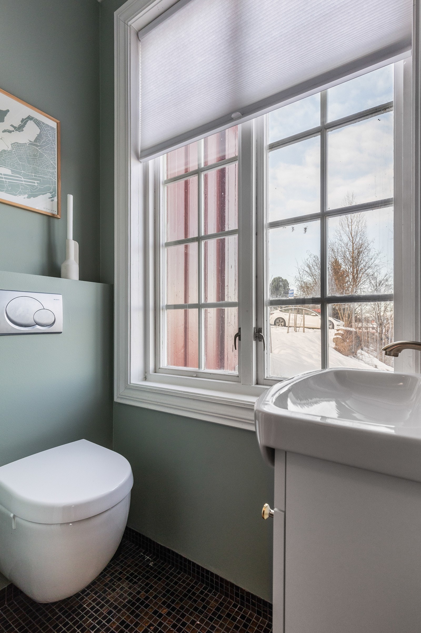 Praktisk toalettrom med servant i 1. etasje. Galleribilde