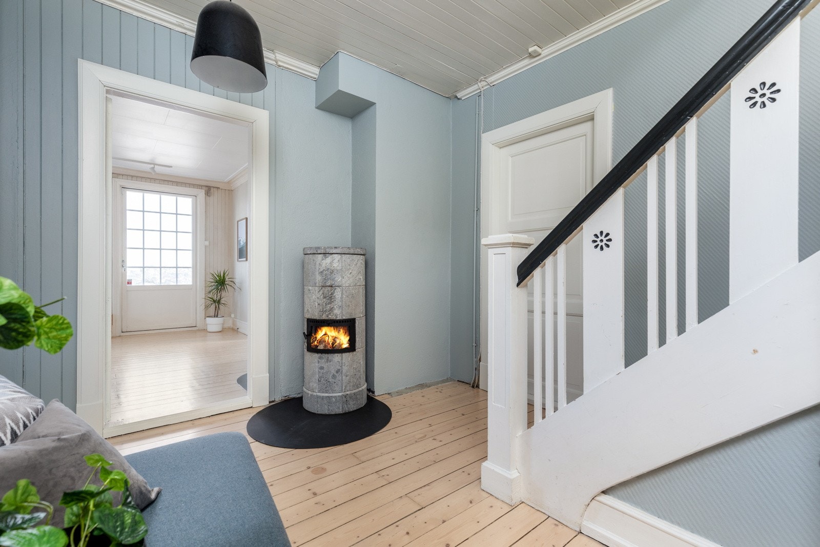 Romslig hall med vedfyring. Galleribilde