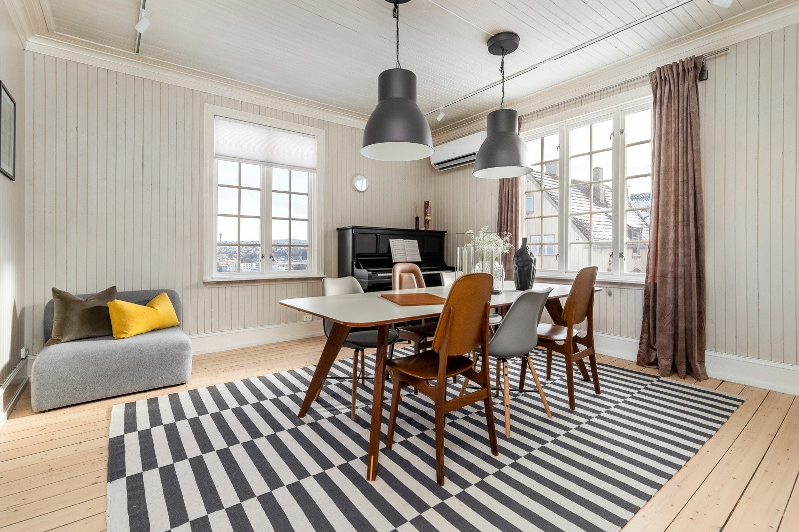 Romslig spisestue i tilknyttning til kjøkken med varmepumpe. Galleribilde