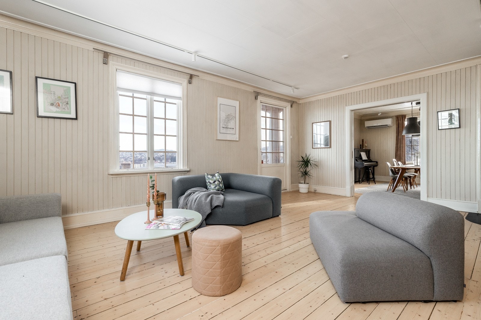 Herskapelig preg med store verandaer, brede flotte trapper mellom etasjene og høyt under taket. Galleribilde