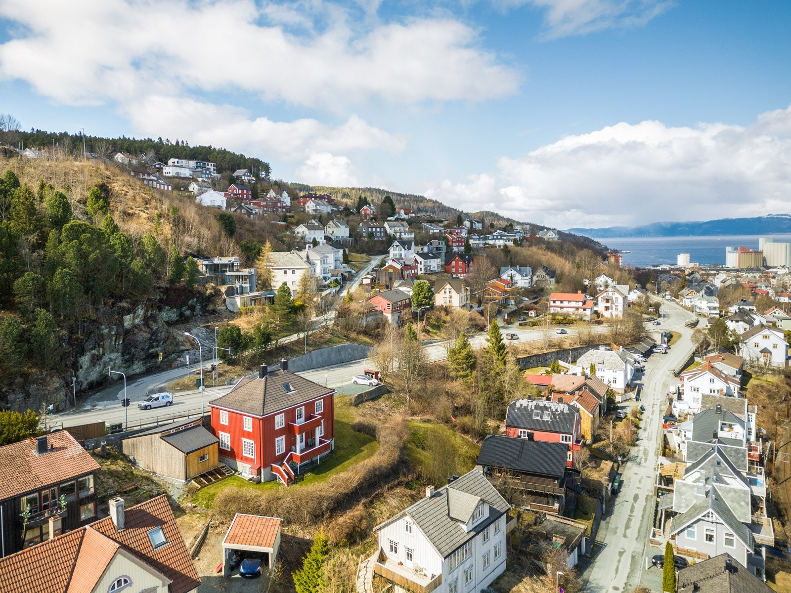 Garasjen har et moderne utrykk og er utstyrt med Elbil-lader, rikelig med skapplass, arbeidsbenk og lagring på loft. Galleribilde