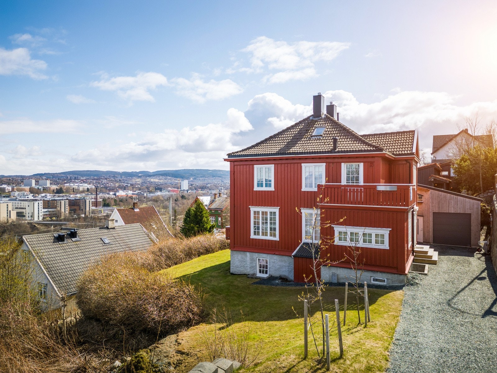 I 2017 ble det lagt ny drenering rundt hele huset samt lagt 12 tonn med jord og ny plen i tillegg til 12 tonn grus. Galleribilde