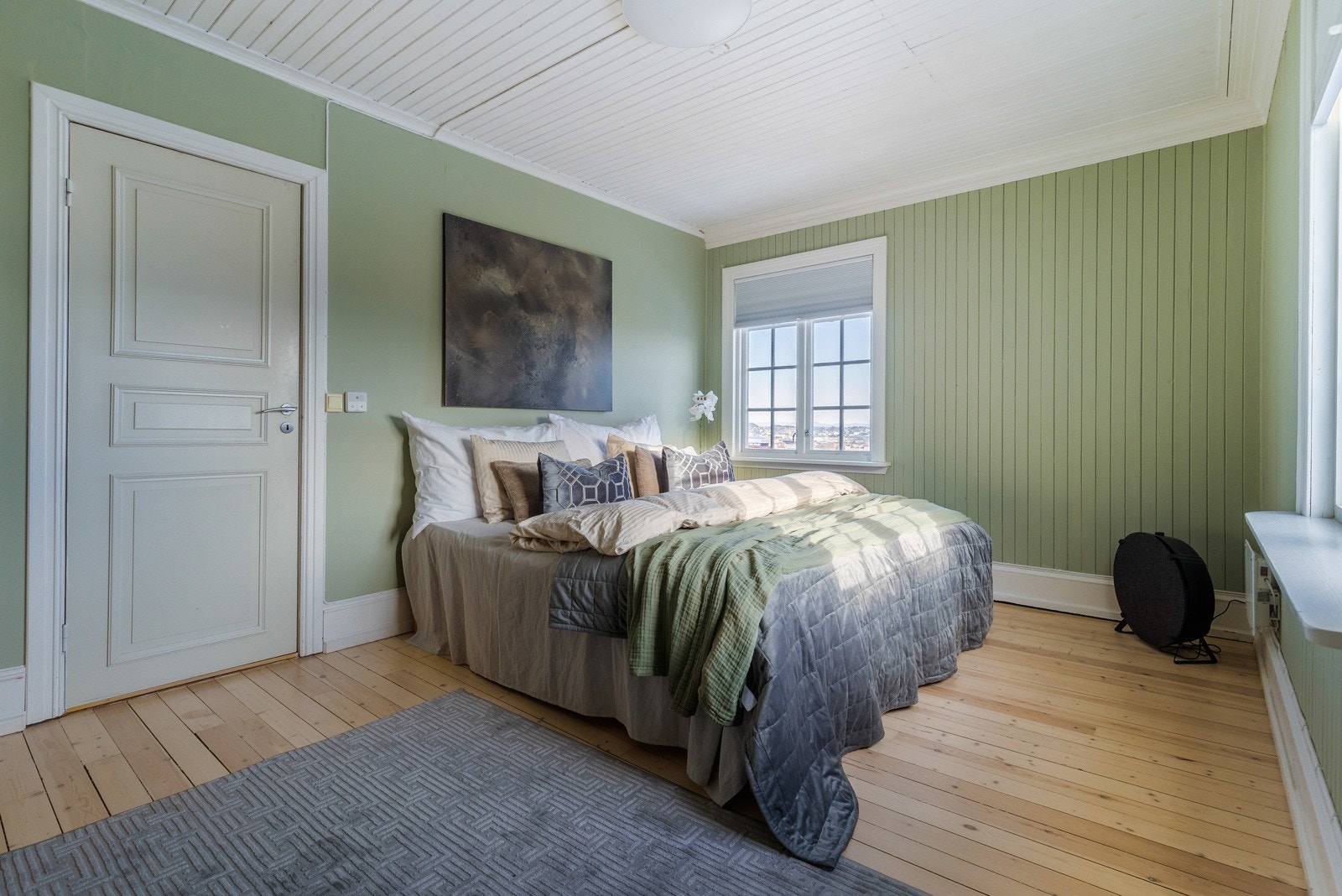 Alle soverommen er av romslig størrelse med store vindusflater. Galleribilde