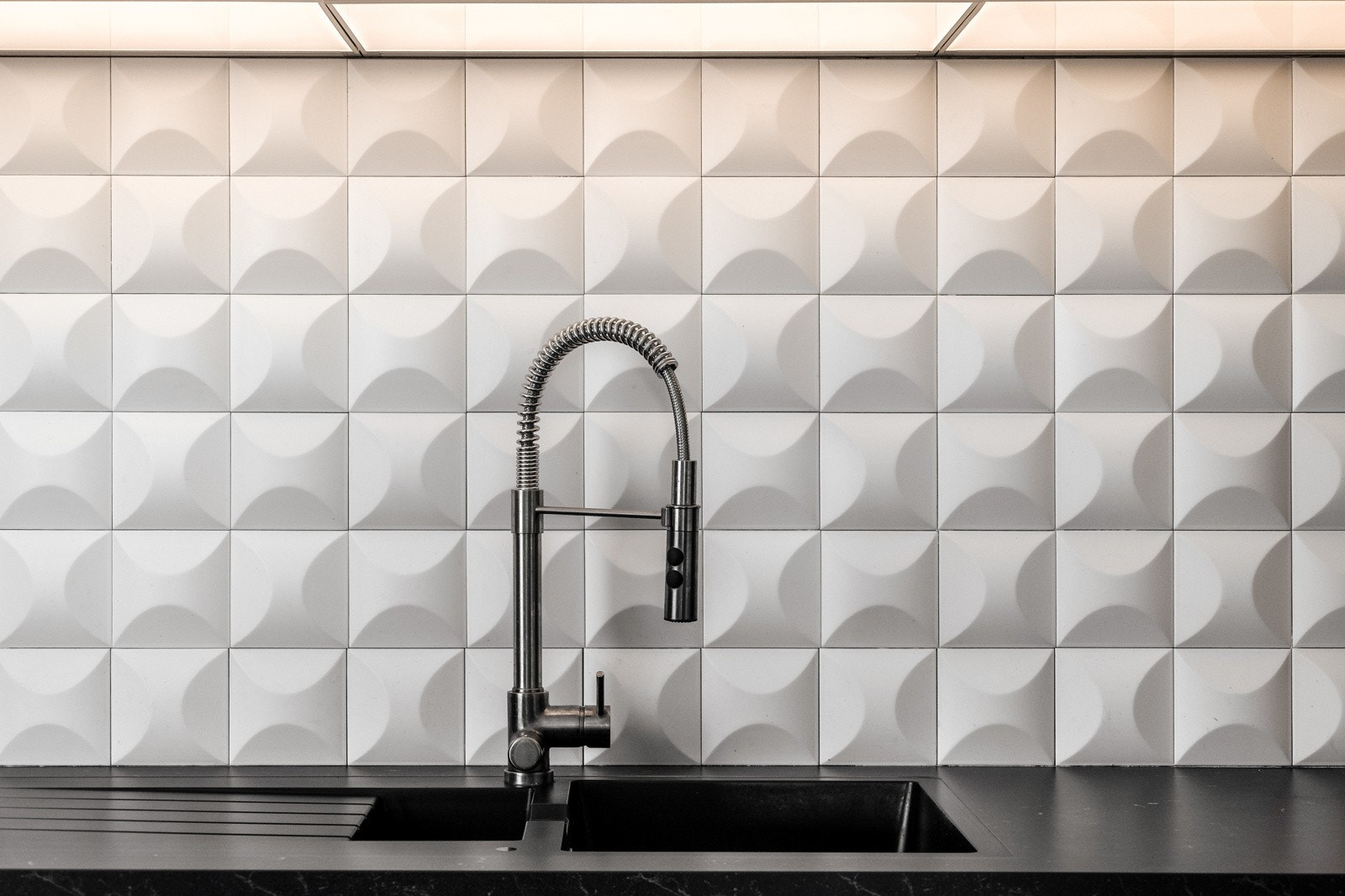 Lekre designfliser over kjøkkenbenk. Galleribilde