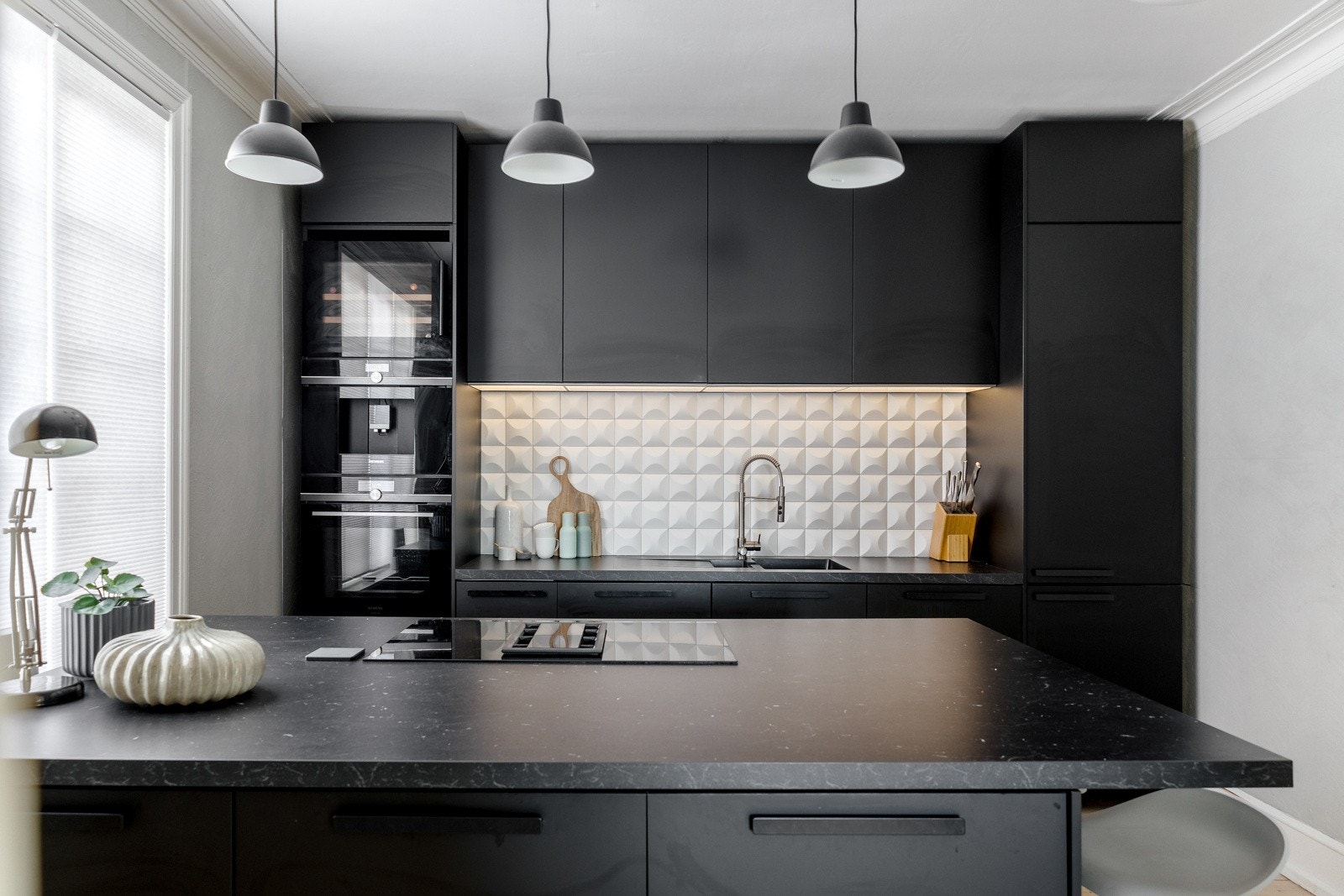 Nytt kjøkken fra 2019 av type KUNGSBACKA fra IKEA med moderne standard. Galleribilde