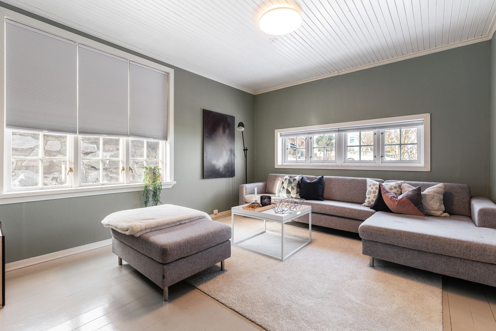 Stuen er malt i fargen Tender Green. Galleribilde