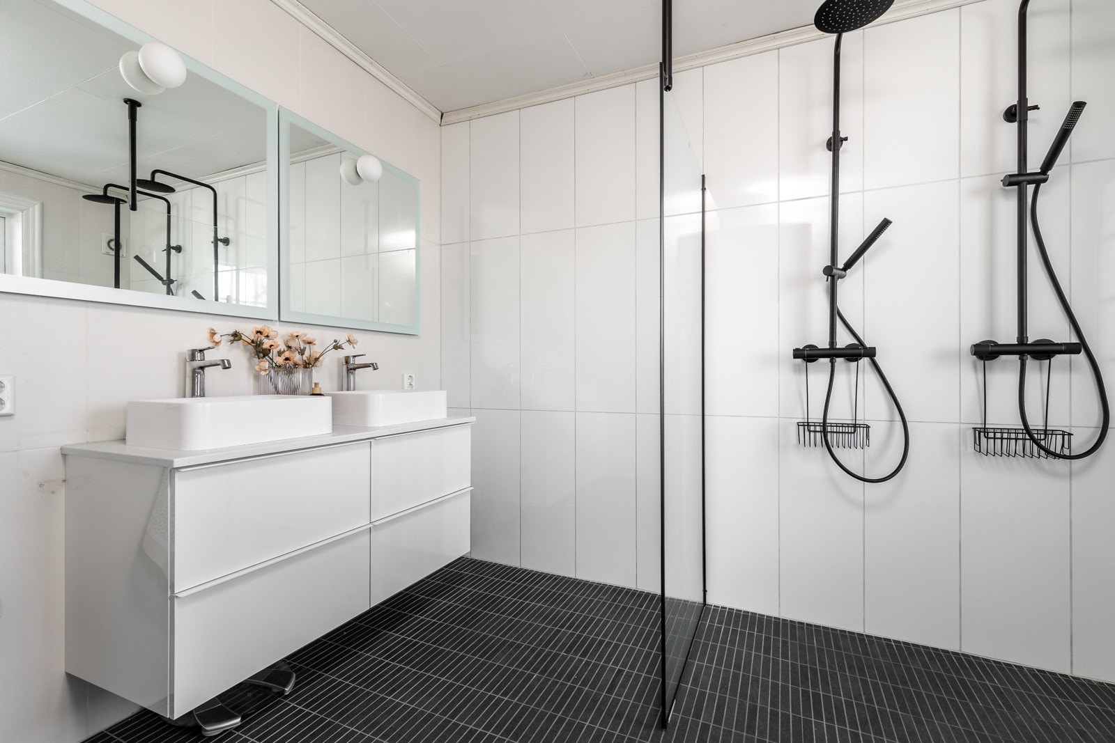 I tilknytning til hovedsoverommet er det et stort bad med egen balkong. Galleribilde