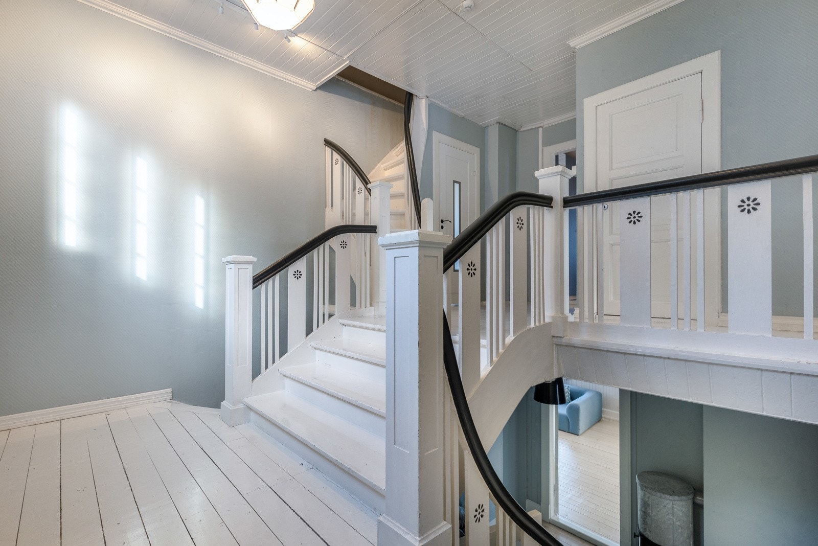 Bred og flott trapp med klassiske detaljer. Galleribilde