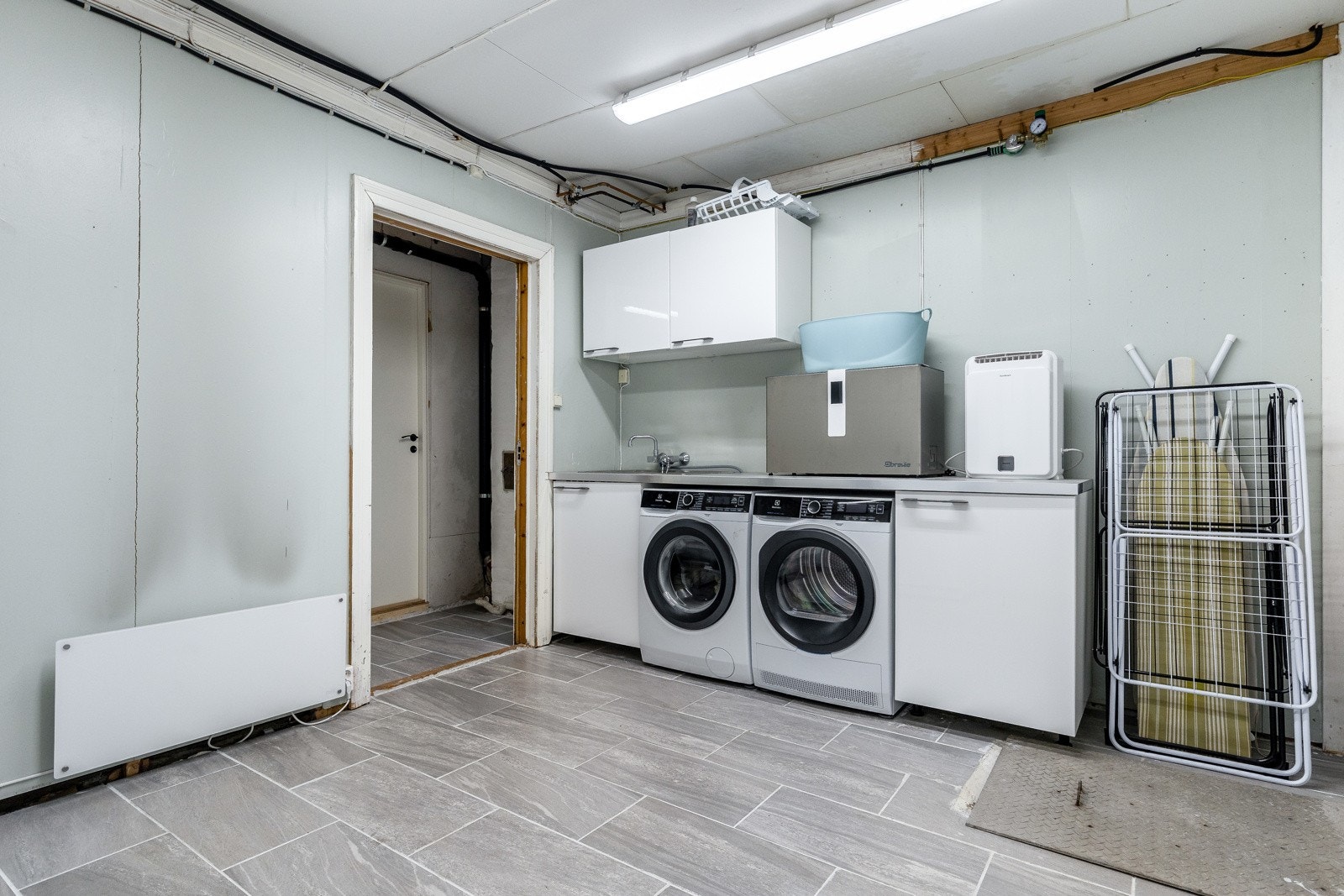 Vaskerommet tilhører hoveddelen med adkomst via trapp i gang. Galleribilde