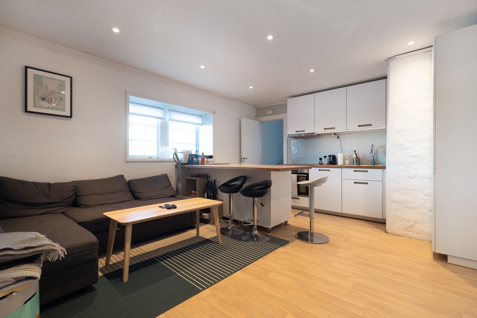 Det er i 2016 utført totalrenovering av sokkelleiligheten med nye større vindu på soverom, avretting av gulv og ny laminat, nytt kjøkken, flis i gang, malt vegger og nytt bad. Galleribilde