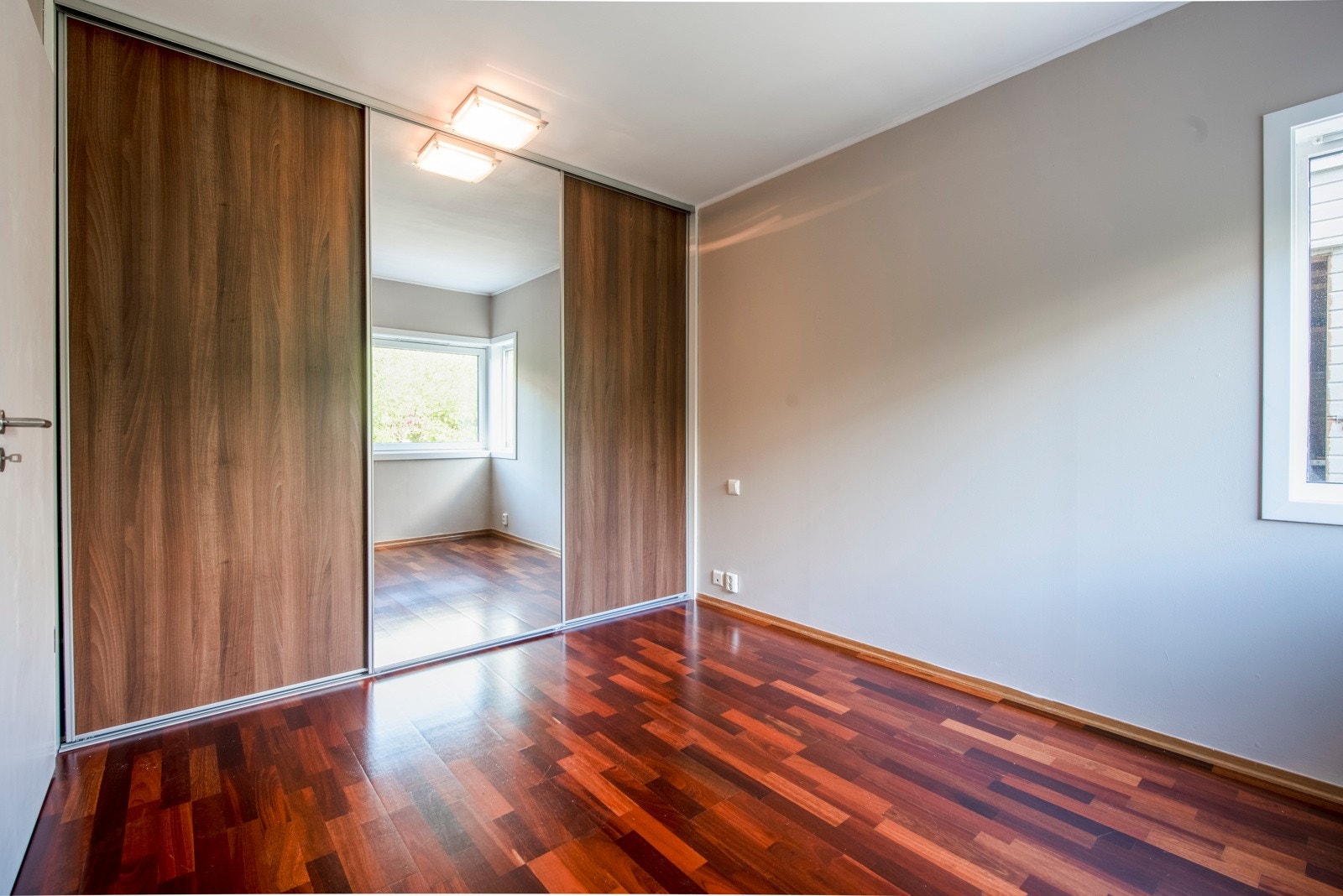 Rommet har en stor og plassbygd skyvedørsgarderobe. Galleribilde