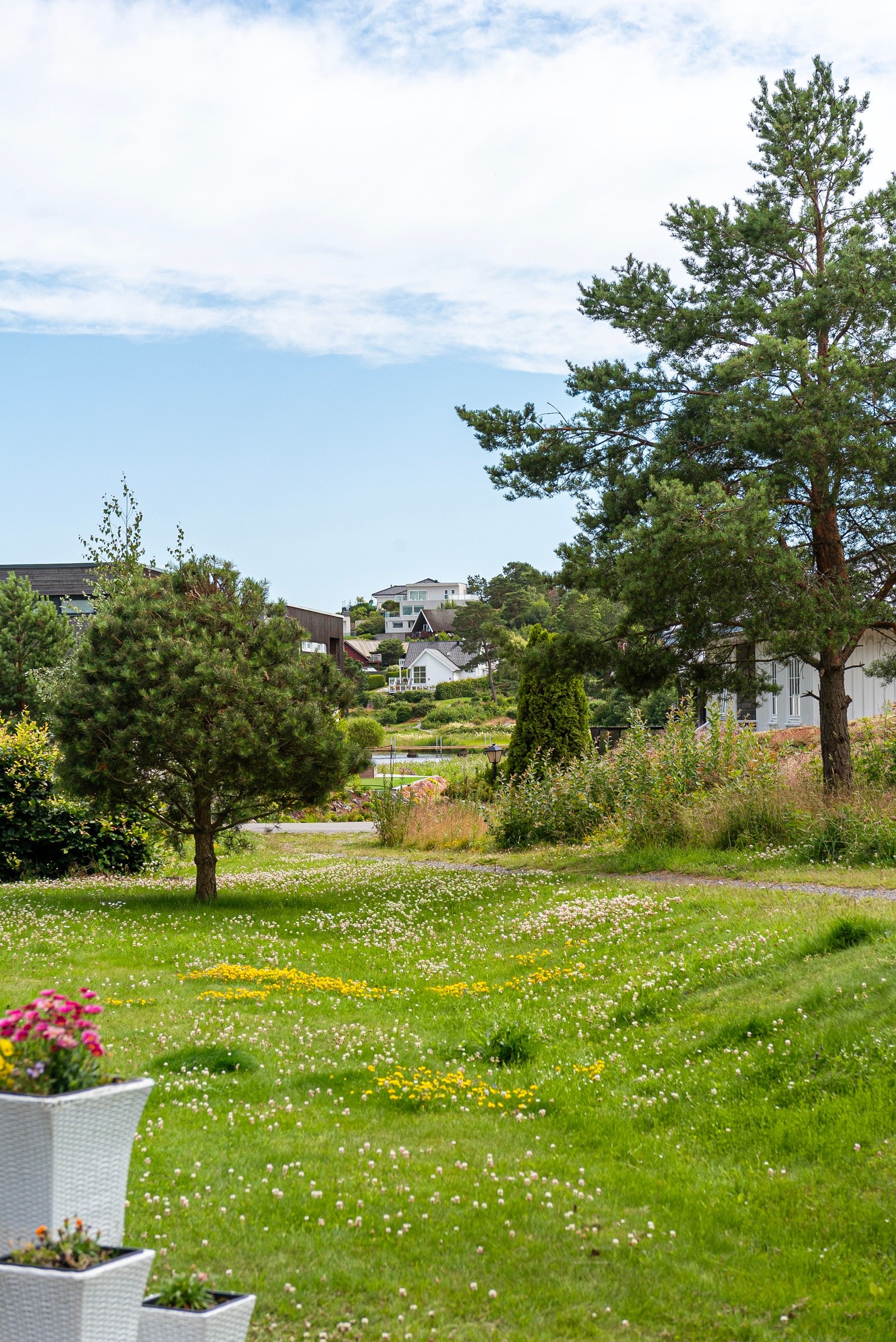 Her har man også en liten sjøgløtt fra terrassen. Det er kort vei ned til vannet for å ta en dukkert. Galleribilde