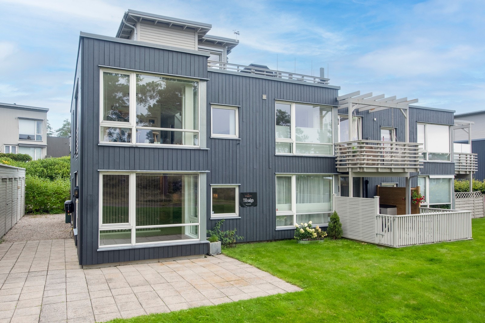 Leiligheten ligger fint til på enden. Belysning, vannkran og utestikk er montert, og terrassen har direkte adkomst til hage. Galleribilde