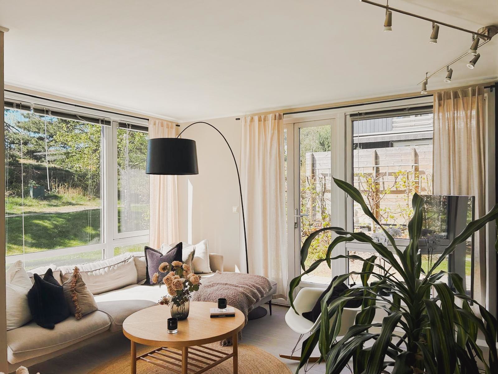 De store vinduene slipper inn godt med lys i leiligheten. Galleribilde