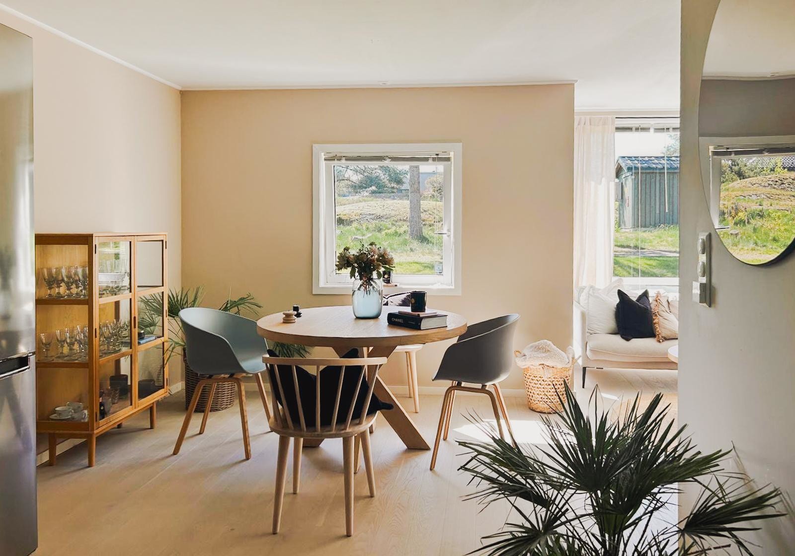 Flytt rett inn i en nylig malt, lys og trivelig leilighet i et rolig område like ved sjøen! Galleribilde