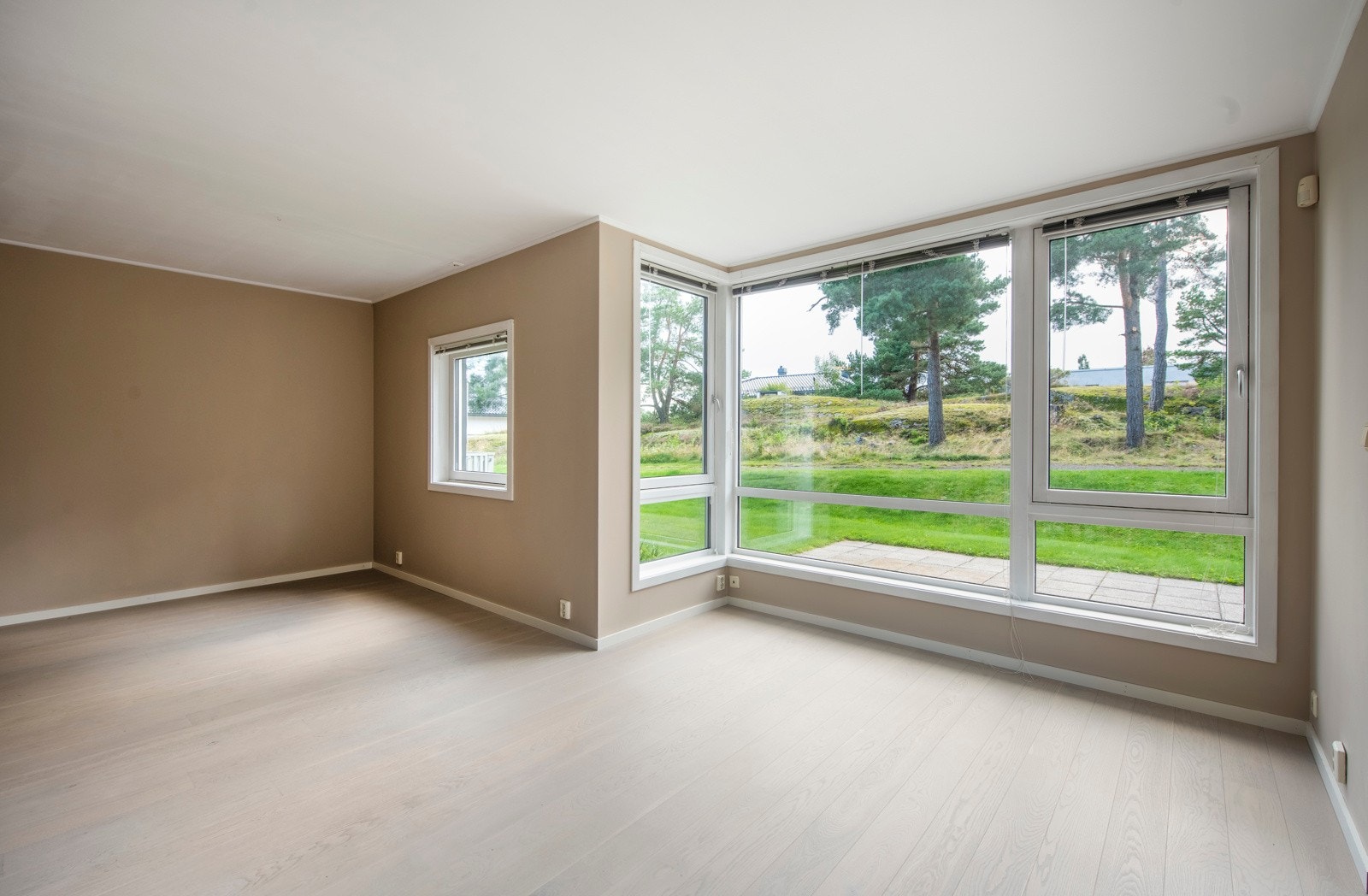 Store vinduer slipper inn godt med lys. Galleribilde