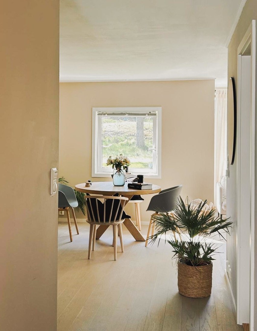 På stuegulvet er det lagt 1-stavs parkett, mens veggene er mailt i en beige tone. Galleribilde