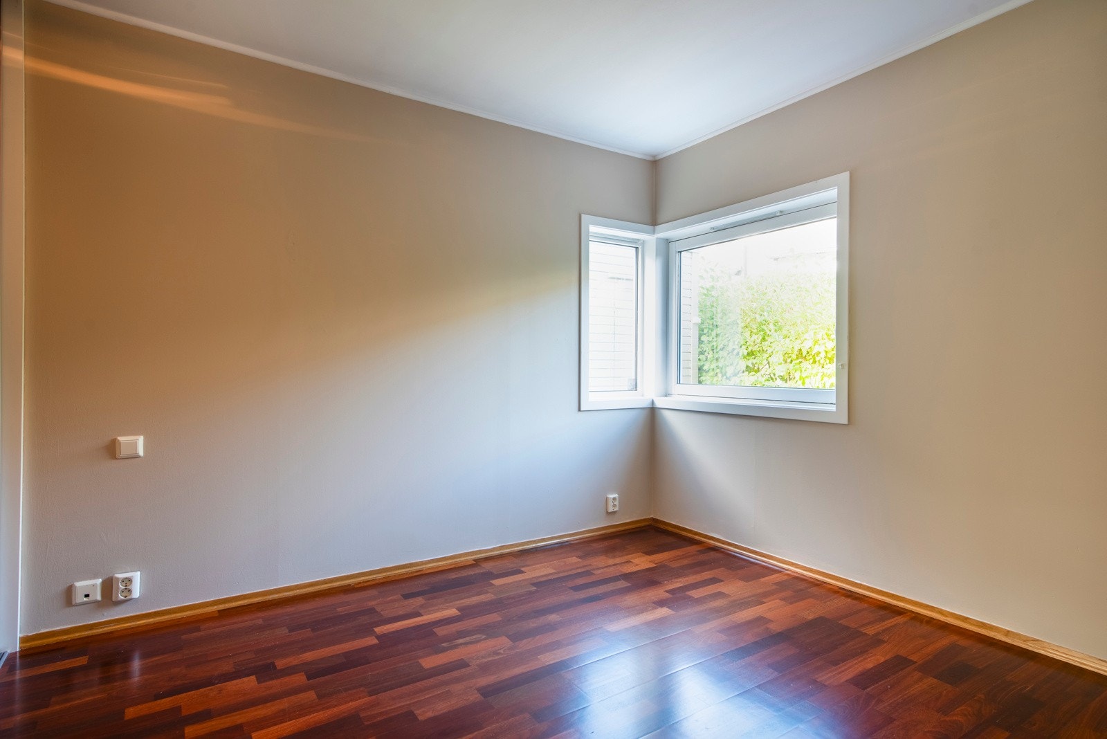 Soverommet har parkettgulv og lyse vegger for en behagelig atmosfære. På soverommet er det plass til dobbeltseng med tilhørende nattbord. Galleribilde