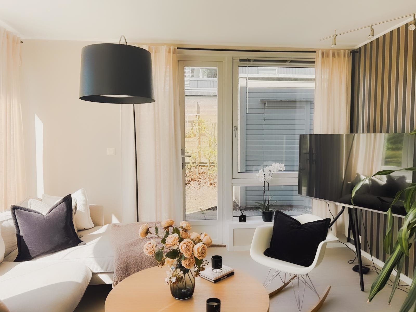 En glassdør fører ut til den solfylte terrassen. Galleribilde