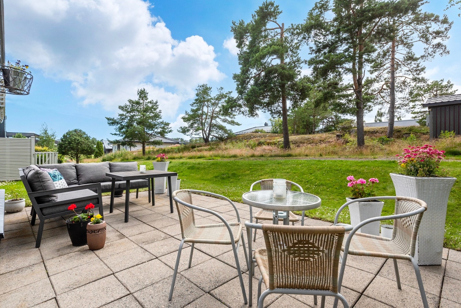 Uteplassen innredes enkelt i ulike soner, og gode solforhold gjør det mulig å virkelig nyte varme dager til fulle. Galleribilde