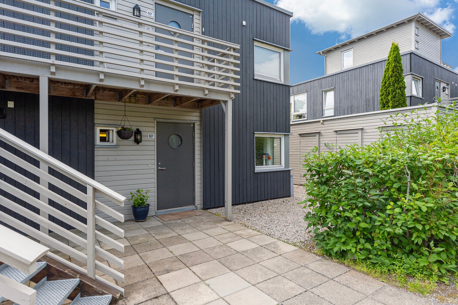 Her bor man i et stille og barnevennlig nabolag, like ved sjøen, dagligvare og fine badeplasser. Galleribilde