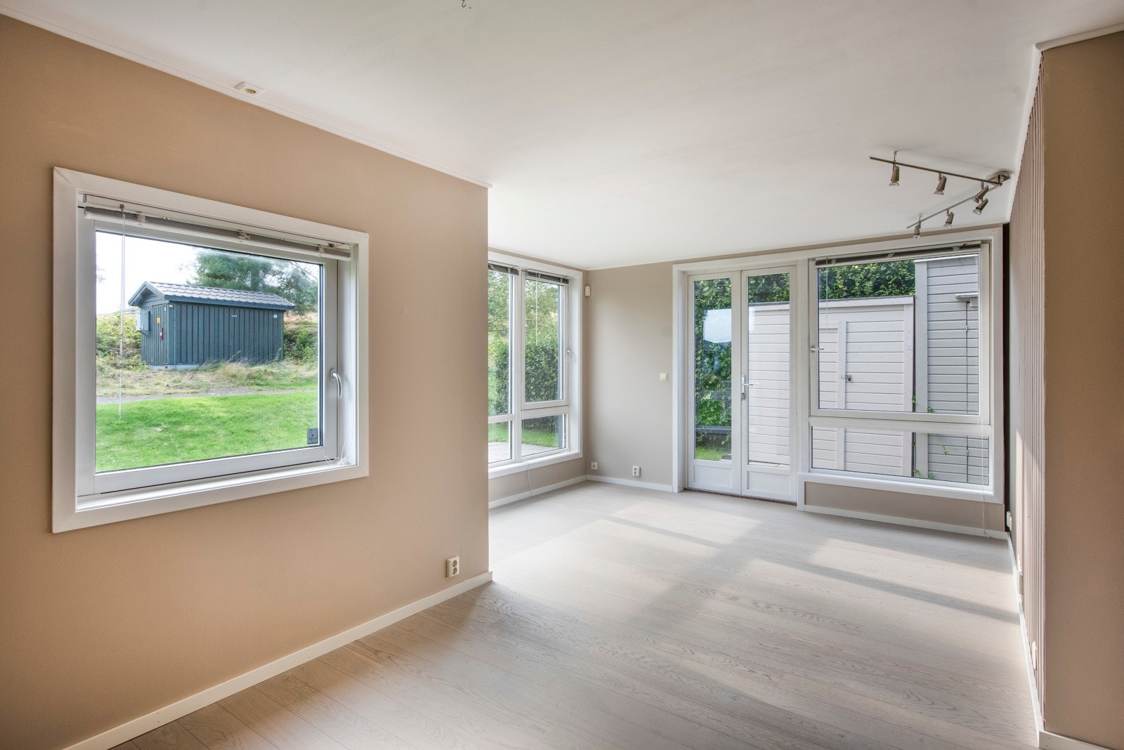 Sammen med kjøkkenet utgjør stuen et åpent og innbydende allrom. Galleribilde