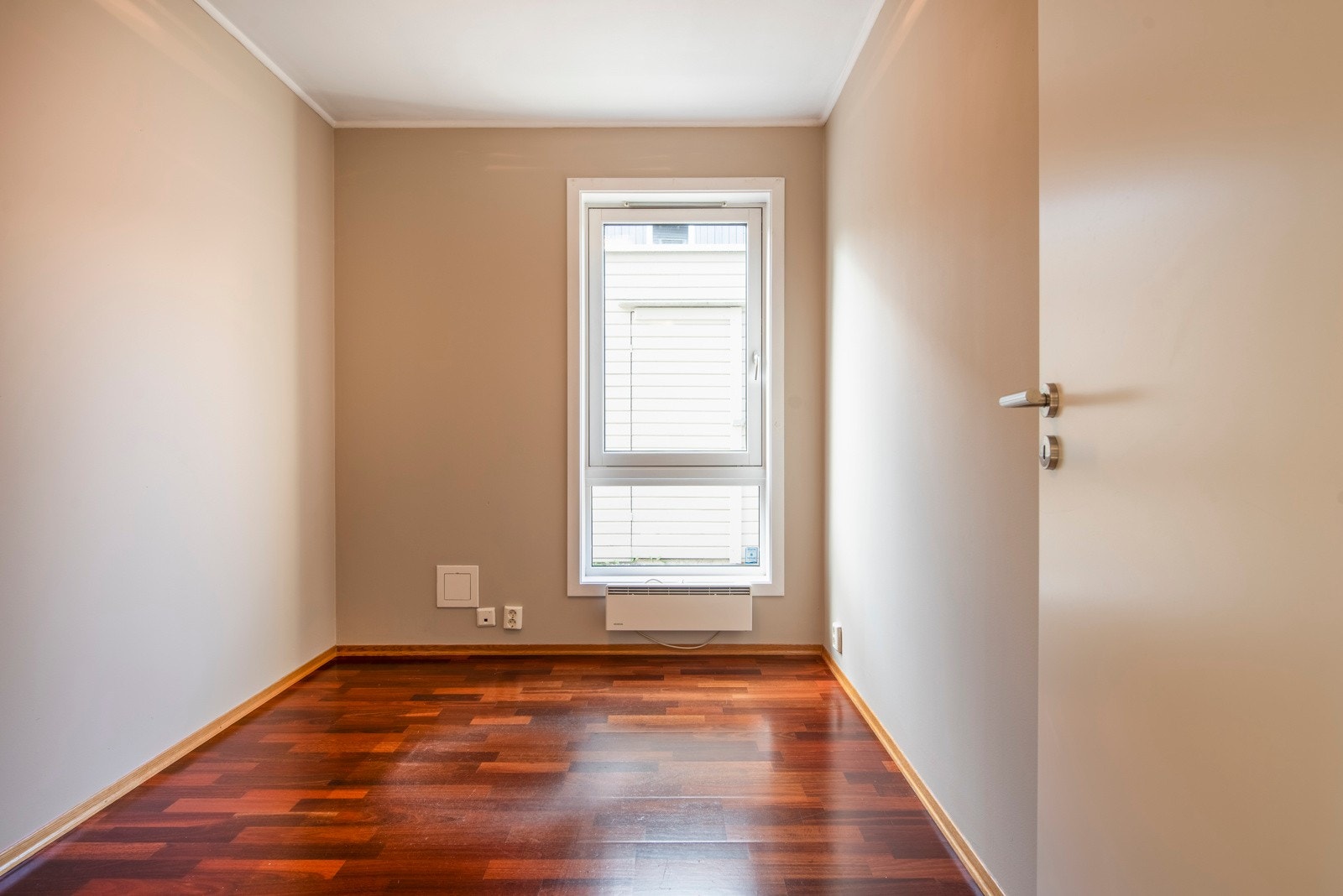 Soverom nr.2 passer perfekt som barnerom, gjesterom eller et kontor. Det er ikke søkt kommunen om bruksendring fra kontor til soverom. Galleribilde