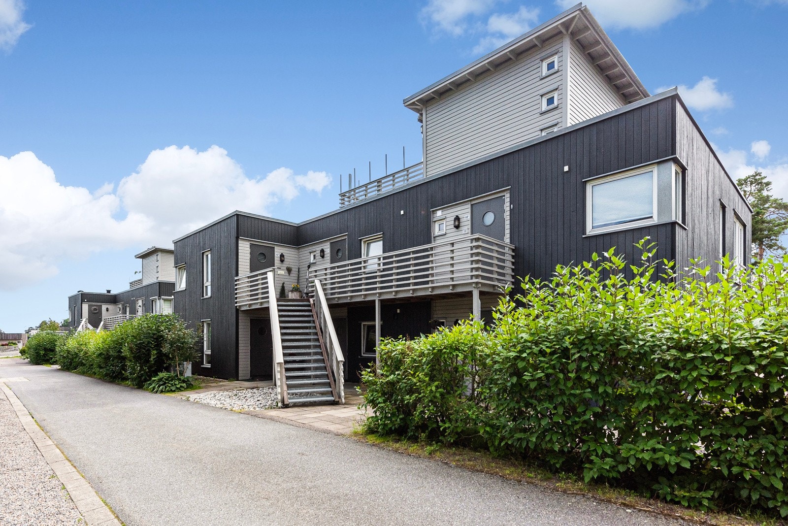 Leiligheten ligger praktisk til i første etasje og har egen inngang via en overbygd ytterdør fra 2023.Leiligheten ligger skjermet bak en hekk. Galleribilde