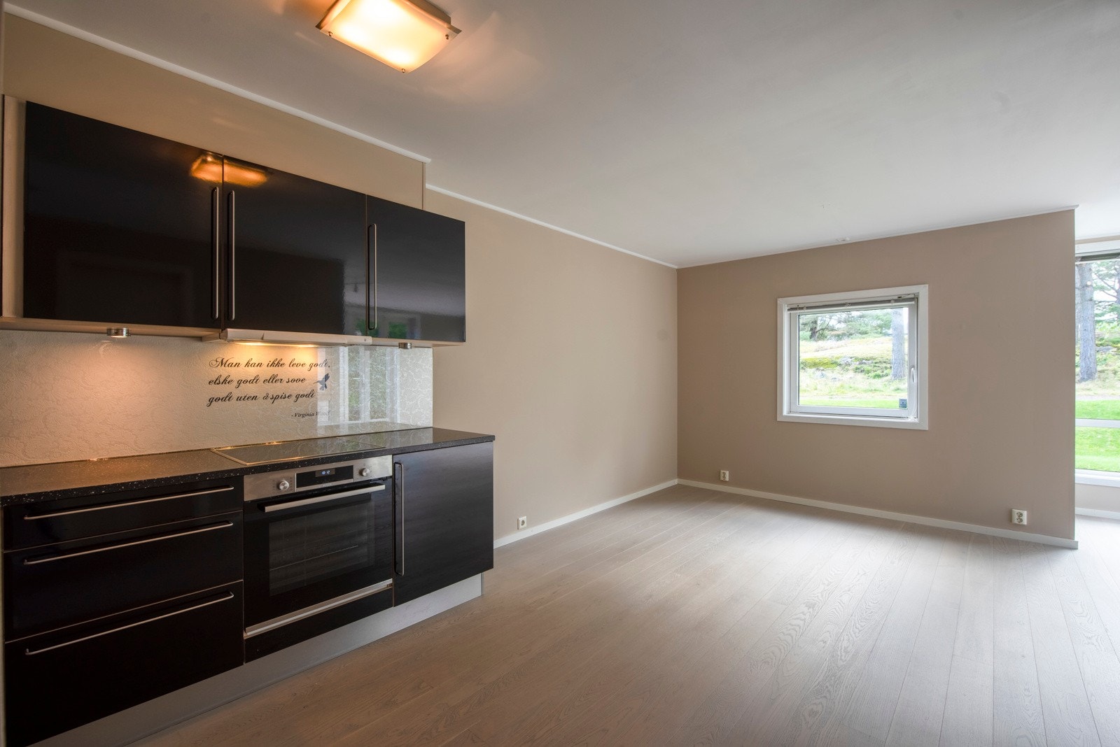 Det passer utmerket å innrede med spisebord ved kjøkkeninnredningen. Galleribilde