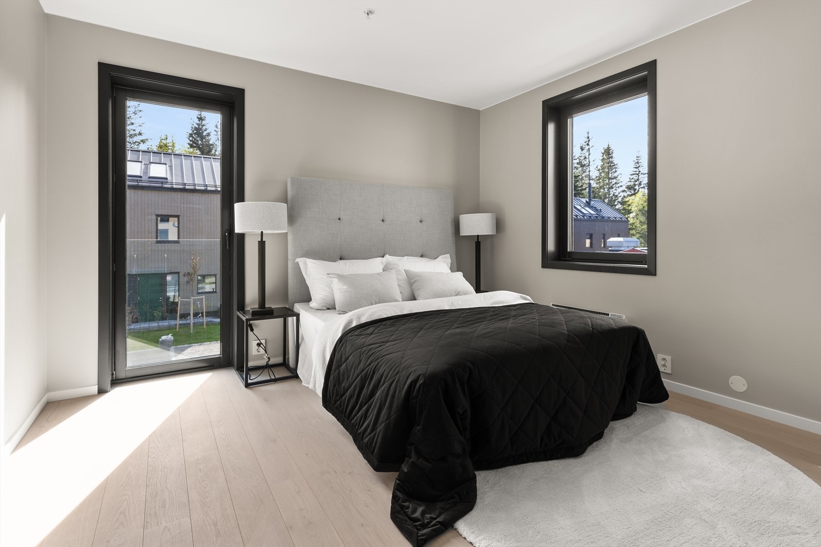 Lyst og fint hovedsoverom med fransk balkong og eget bad Galleribilde