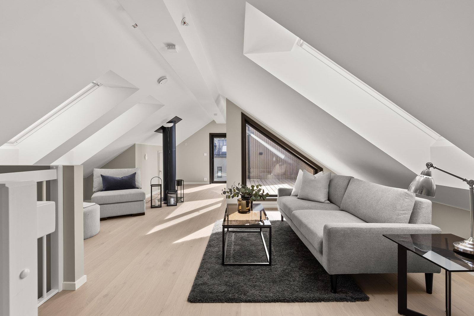 Stor og luftig stue i loftsetasje med utgang til takterrasse Galleribilde