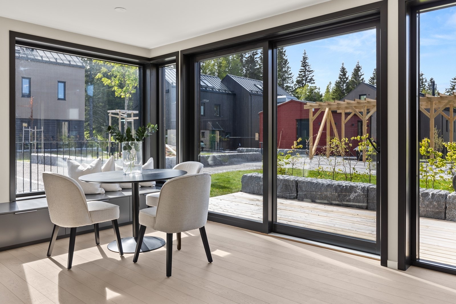 Store vindusflater med mørke, tidsriktige omramminger er gjennomgående i hele boligen Galleribilde