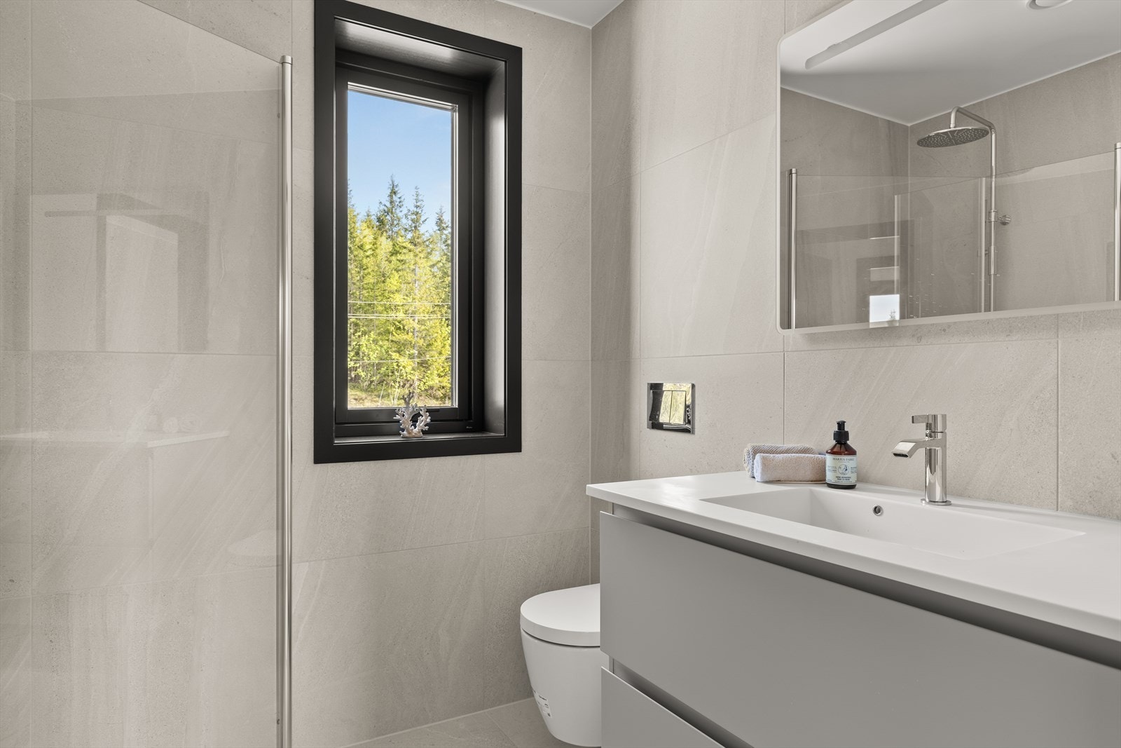 Delikat, helfliset bad i 2. etasje med adkomst fra gang Galleribilde