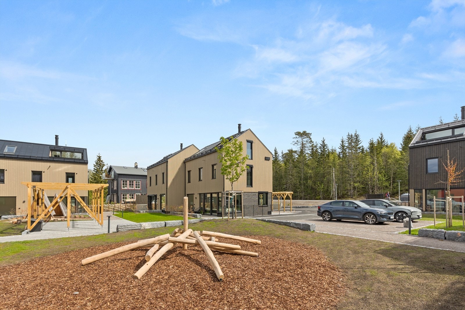 Bilfritt og barnevennlig tun med flere fine lekeplasser Galleribilde