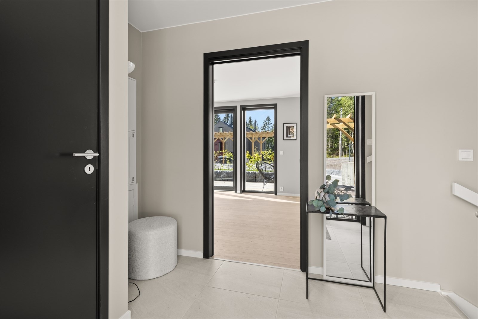 Fra gangen er det adkomst til gjestetoalett, samt stue/kjøkken Galleribilde