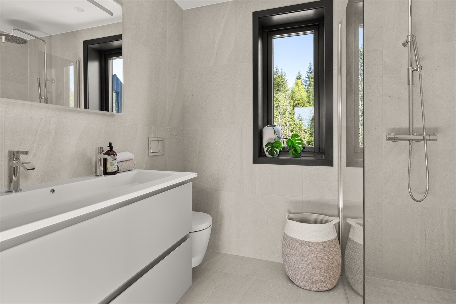 Lekkert, helfliset bad med varmekabler i gulv og downlights i himling. 60X60-format fra Villeroy & Boch Galleribilde