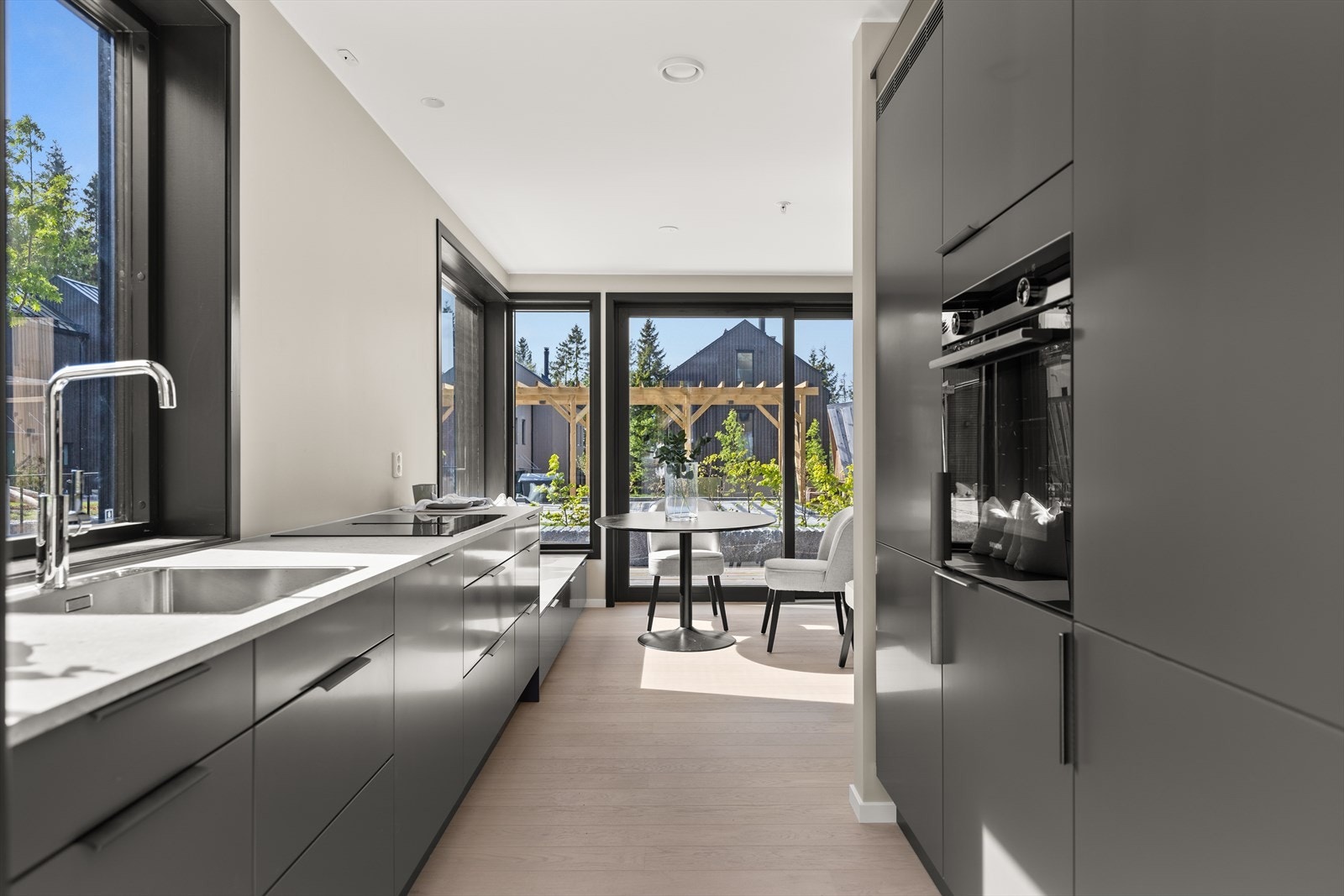 Kjøkkenet er praktisk utformet med store arbeidsflater og gode oppbevaringsmuligheter Galleribilde