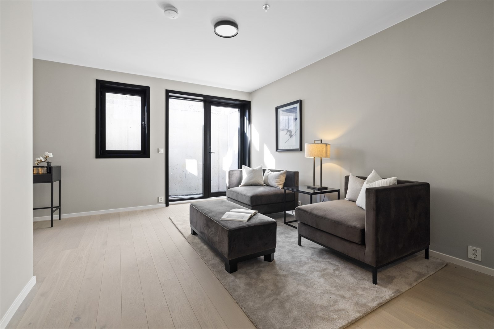 Kjellerstue med direkte utgang til terreng/gårdsplass Galleribilde