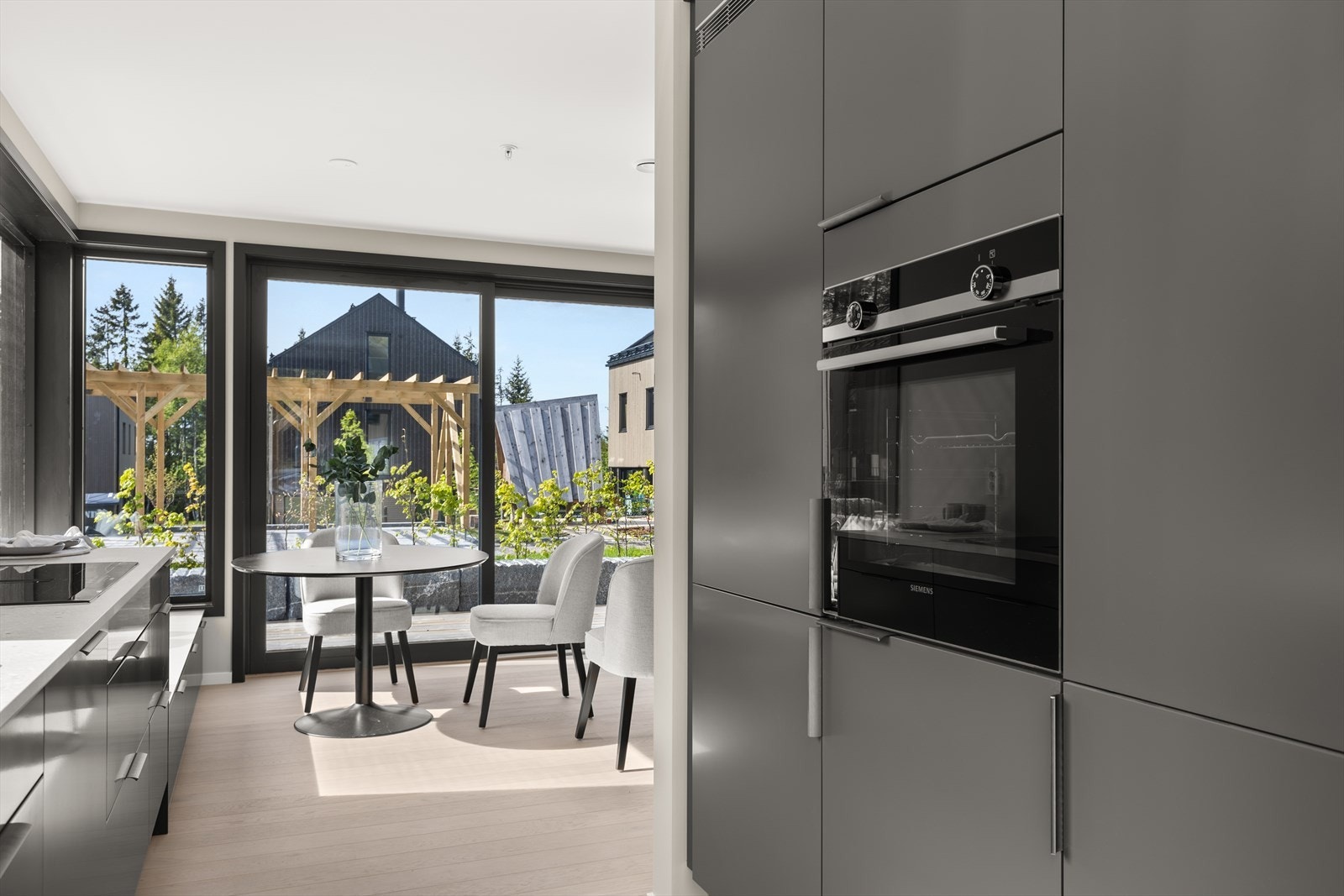 Lekkert Sigdal-kjøkken med integrerte hvitevarer fra Simens Galleribilde