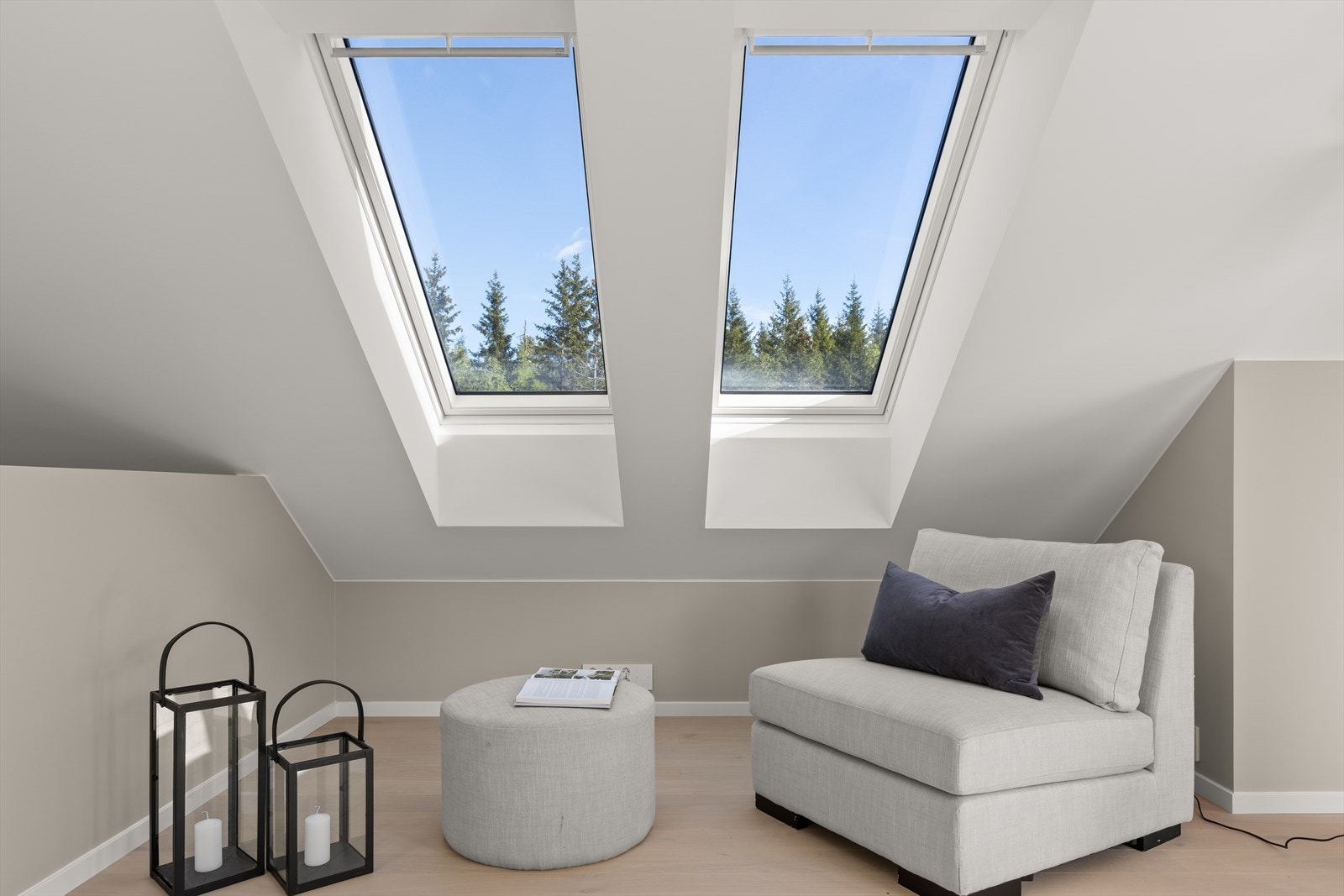 Loftstuen har skråtak, takvinduer og rikelig med naturlig lysinnslipp Galleribilde