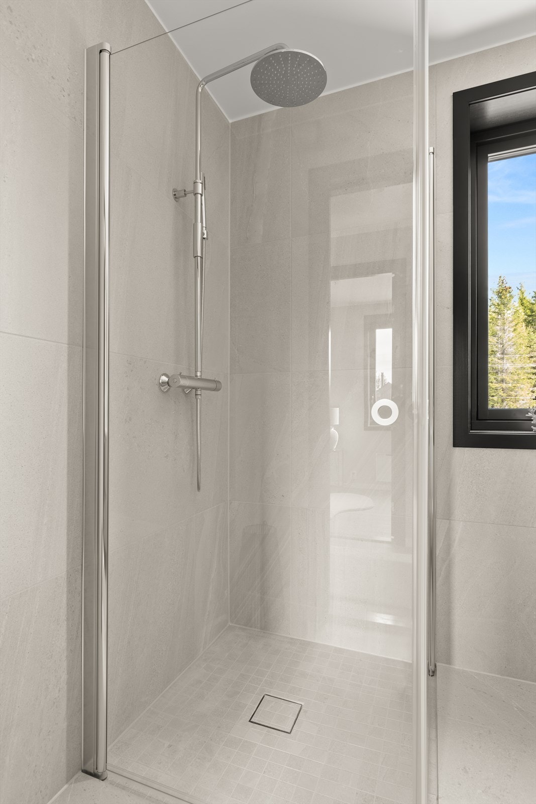 Dusjhjørne med mosaikkflis, designsluk og regnfallsdusj Galleribilde