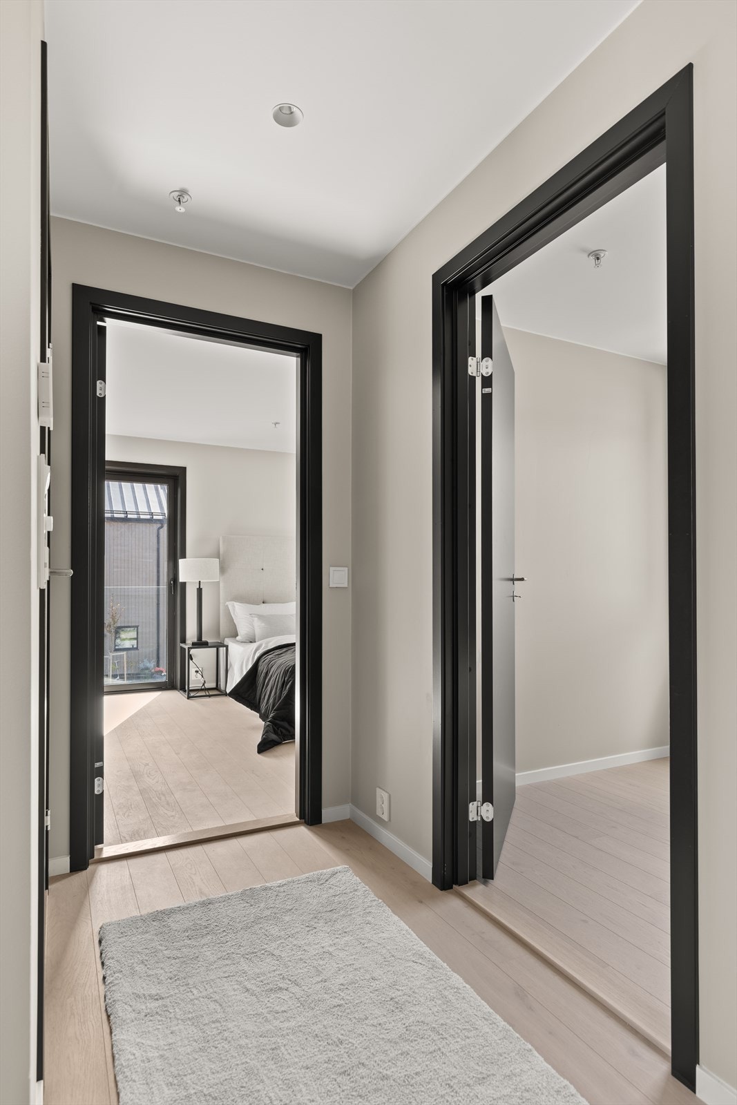 Boligens 2. etasje inneholder tre soverom og to bad Galleribilde