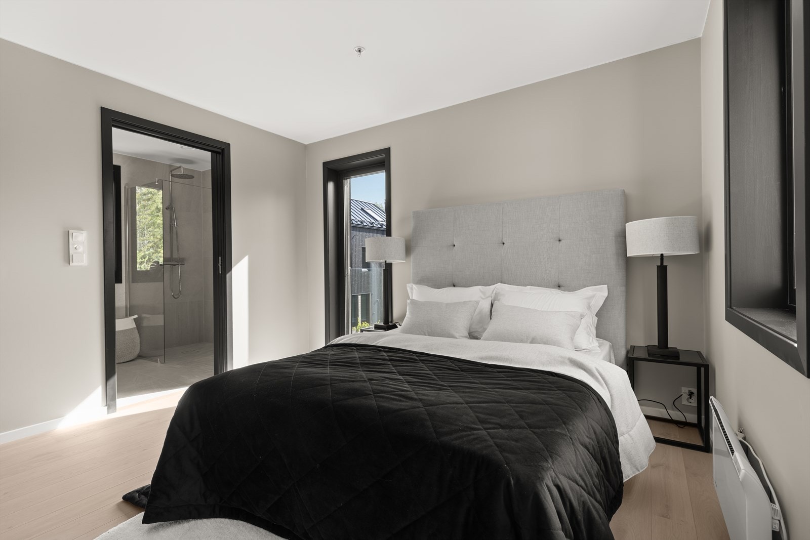 Fra hovedsoverommet er det direkte adkomst til eget bad Galleribilde