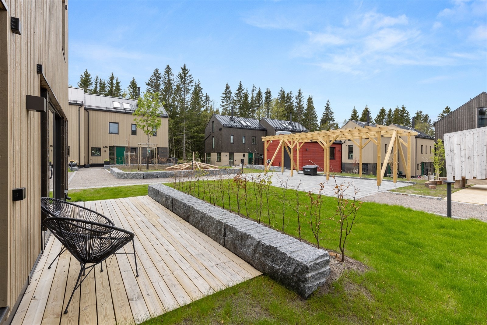 Fra stue/kjøkken er det utgang til en markterrasse på ca. 13 kvm. Galleribilde