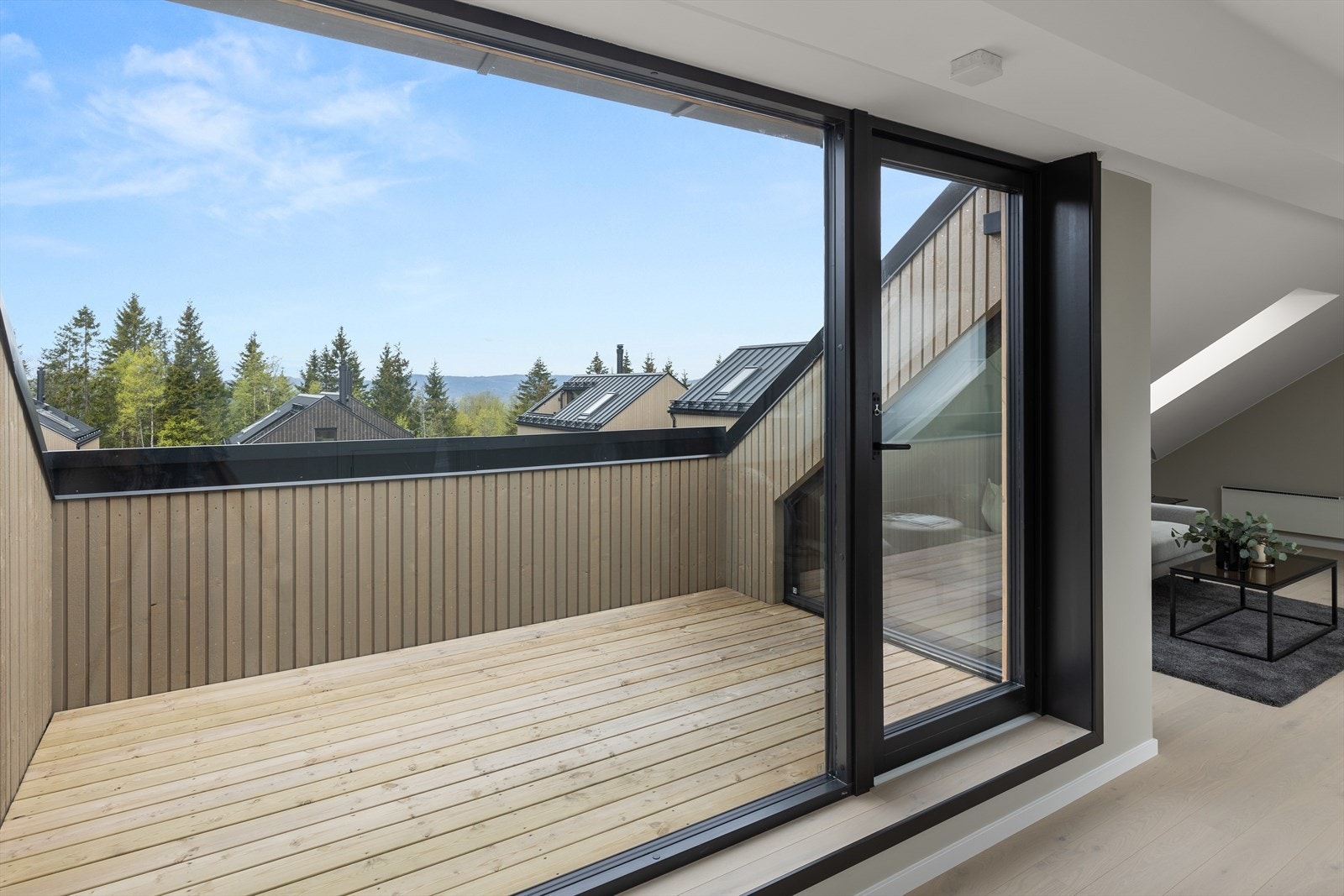 På terrassen er det plass til en liten sittegruppe - Fredelig og naturskjønt, tett på marka Galleribilde